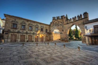 Baeza está plagado de ejemplos de la arquitectura del Renacimiento en España, y uno de ellos se encuentra en la plaza del Pópulo. La Fuente de los Leones, de grandes dimensiones y coronada por la estatua de Himilce, custodia la bella plaza. Aquí estaban las Antiguas Carnicerías —hoy los Juzgados— y las Escribanías Públicas, actualmente ocupadas por la oficina de turismo.