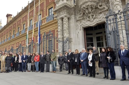 ANDALUCÍA. SEV01. SEVILLA, 14/12/2015.- La presidenta andaluza, Susana Díaz (7d), y el vicepresidente de la Junta de Andalucía, Manuel Jiménez Barrios (6d), junto a decenas de trabajadores de la Consejería de la Presidencia y Administración Local, han realizado esta mañana en el Palacio de San Telmo, de Sevilla, sede de la Junta de Andalucía, el minuto de silencio convocado en memoria de los dos policías nacionales fallecidos en el atentado contra la Embajada de España en Kabul del pasado sábado. EFE/A. Martínez