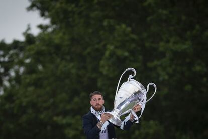 Sergio Ramos, elegido anoche el mejor jugador de la final, enseña la Undécima Copa de Europa del Madrid a la afición.