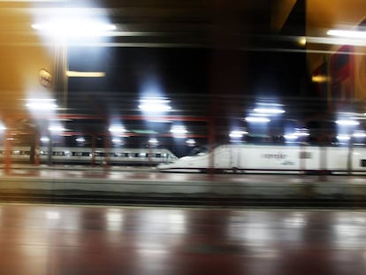Un tren de alta velocidad parte desde Madrid, en una imagen de archivo.