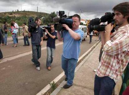 Cmaras de televisn en el lugar donde se ha buscado el cuerpo de Madeleine al sur de Portugal.