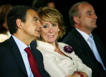 Zapatero, junto a Esperanza Aguirre y Miguel Sebastián, en el acto.