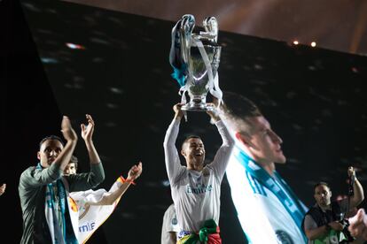 Cristiano Ronaldo alza la copa de la Champios League. 