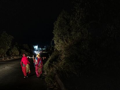 Dos mujeres solicitantes de asilo, en Moria (Lesbos).