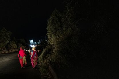 Dos mujeres solicitantes de asilo, en Moria (Lesbos).