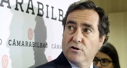 El presidente de la CEOE, Antonio Garamendi, atiende a los medios antes de participar en la conferencia en la C&aacute;mara de Comercio de Bilbao 