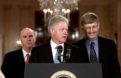 Los líderes del Genoma Humano Craig Venter (izquierda) y Francis Collins (derecha) junto al entonces Presidente de EEUU Bill Clinton, el 26 de junio de 2000, durante la presentación del logro científico