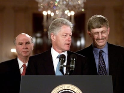 Los líderes del Genoma Humano Craig Venter (izquierda) y Francis Collins (derecha) junto al entonces Presidente de EEUU Bill Clinton, el 26 de junio de 2000, durante la presentación del logro científico