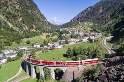 Paso de Bernina (Alpes Suizos). El asombroso tramo de carretera alpina que rebasa el paso de Bernina (2.328 metros) está abierto todo el año y comunica la lujosa y turística St. Moritz, en Suiza, con Tirano, en Italia. Es una ruta para recorrerla con tiempo, ya sea como salida de un día o como parte de un circuito más largo por Europa. En la vertiente norte del paso se puede parar en el magnífico pueblo turístico de Pontresina, o tomar el teleférico Diavolezza para unas vistas del glaciar Morteratsch y el Piz Bernina, el pico más alto de los Alpes orientales, de 4.049 metros. Desde el lago Bianco, la carretera desciende por muchas curvas cerradas y empinadas hasta el Val Poschiavo y el precioso y pequeño lago de Poschiavo. Conviene fijarse en el viaducto de Brusio del tren Bernina Express, donde las vías trazan una espiral para perder altitud antes de cruzar la frontera. Inicio: St. Moritz, Suiza. Final: Tirano, Italia. Distancia: 63 kilómetros.