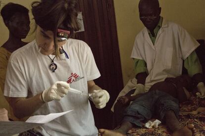 La malaria es endémica en la RCA. Los desplazados son más vulnerables a contraerla al estar más expuestos a la picadura del mosquito transmisor de la enfermedad. En la foto, un niño es atendido en la clínica abierta por MSF en Don Bosco.