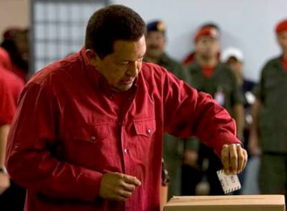 El presidente venezolano, Hugo Chávez, vota ayer en Caracas en el referéndum sobre la reforma constitucional.