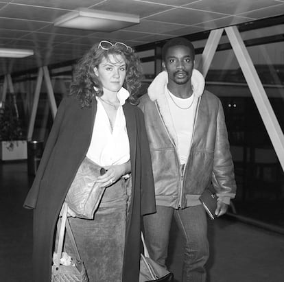 Laurie Cunningham, con su novia Nikki Brown, en el aeropuerto de Heathrow en 1980.