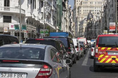 A traffic jam on Gran Vía on Monday.