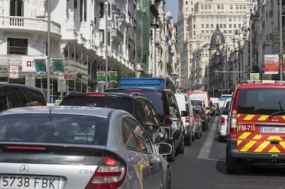 Atasco en Gran Vía en el primer día sin multas en Madrid Central.