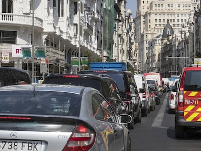 Atasco en Gran Vía en el primer día sin multas en Madrid Central.