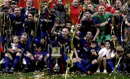 Iniesta y sus compañeros, con la última Copa del Rey. 