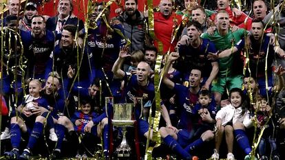 Iniesta y sus compañeros, con la última Copa del Rey.