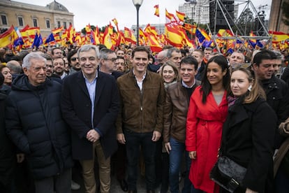 Desde la izquierda, el escritor peruano Mario Vargas Llosa; Luis Garicano, candidato de Ciudadanos a las elecciones europeas; el líder de Ciudadanos, Albert Rivera; el candidato a la alcaldía de Barcelona, Manuel Valls, y la portavoz de Ciudadanos en el Ayuntamiento de Madrid, Begoña Villacís, posan en la concentración de la plaza de Colón de Madrid.