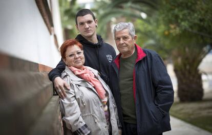 Carme Salvador y Guillem Agulló, junto a Yani Collado que interpreta al hijo de ambos que murió hace 26 años.