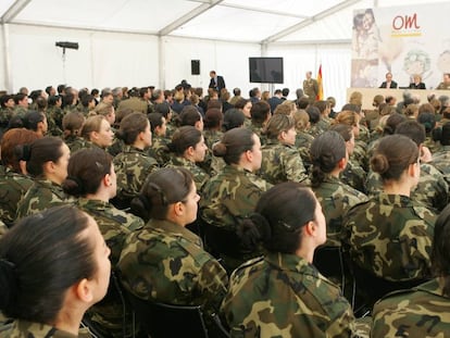 Mujeres militares en un acto en la base de El Goloso (Madrid).