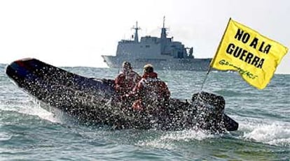 Una zodiac de Greenpeace despliega una bandera de "No a la guerra" frente a la base de Rota (Cádiz).