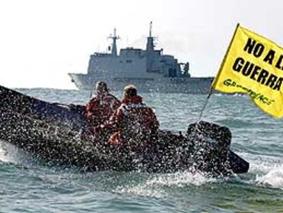 Una zodiac de Greenpeace despliega una bandera de "No a la guerra" frente a la base de Rota (Cádiz).