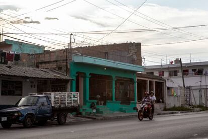 La fachada del edificio verde donde rentaba un cuarto Makeev.