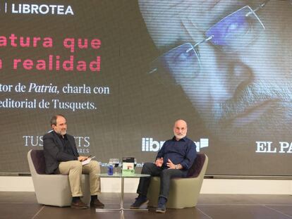 Fernando Aramburu (a la derecha) conversa con Juan Cerezo, director editorial de Tusquets.