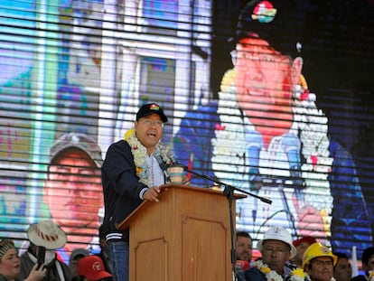 El presidente de Bolivia, Luis Arce, pronuncia un discurso durante las celebraciones del Día Internacional de los Trabajadores, en La Paz el pasado 1 de mayo.