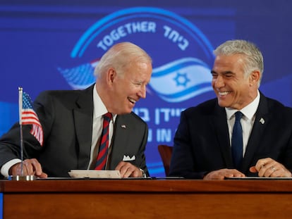 El presidente de EE UU, Joe Biden, y el primer ministro israelí en funciones, Yair Lapid, durante una comparecencia este jueves en Jerusalén.