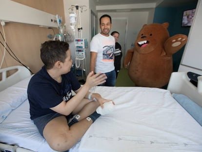El oso Pardo visita a un paciente de la Unidad CRIS de Cáncer Infantil en el Hospital de La Paz, Madrid.
