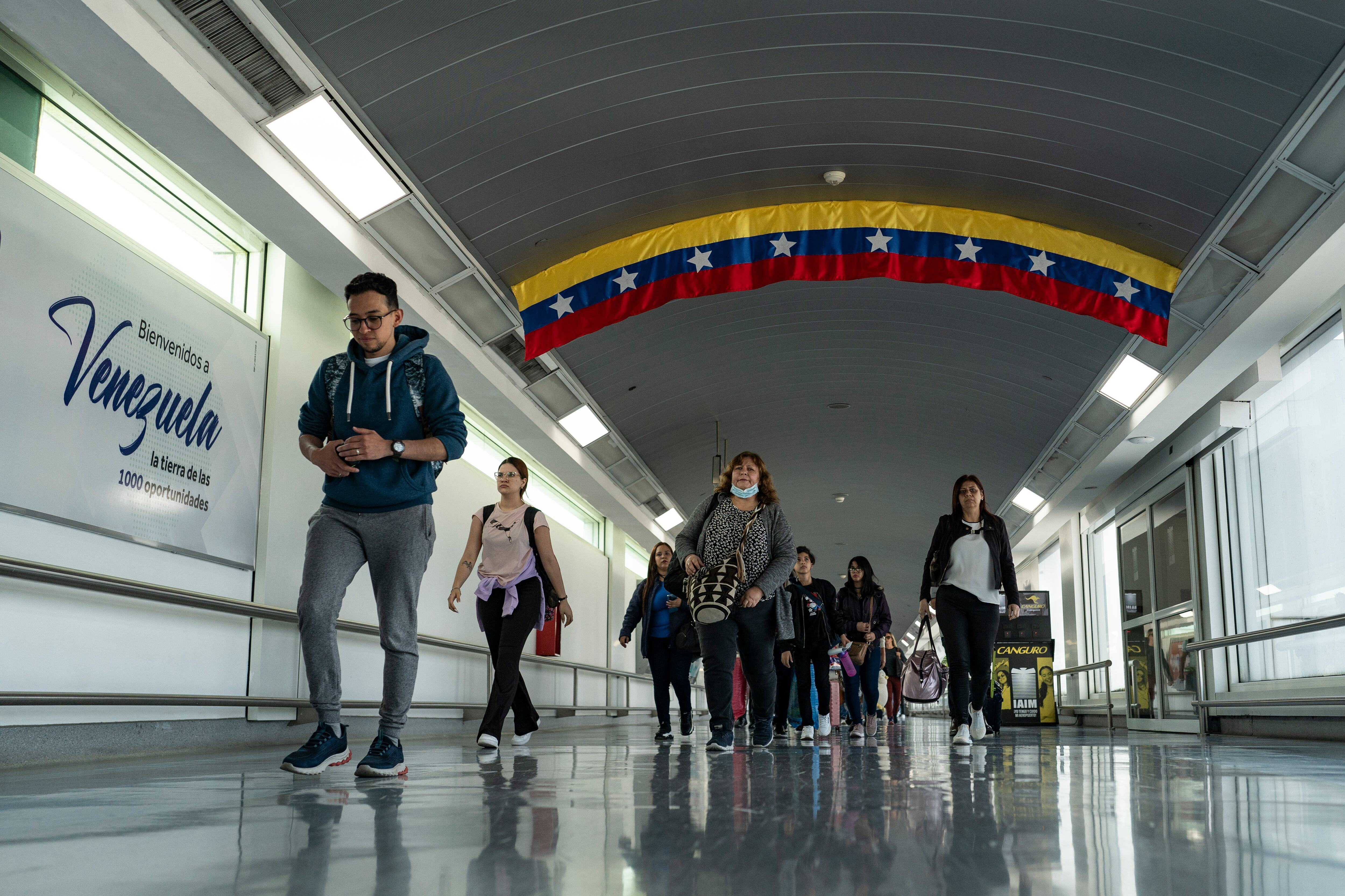 Pasajeros llegan al Aeropuerto Internacional de Maiquetía Simón Bolívar, en Caracas.