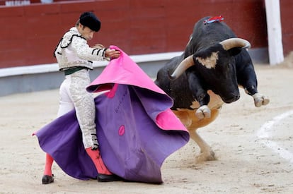 Fernando Robleño, ante el toro 'Navarro' de Valdellán, el 9 de septiembre de 2018, en Las Ventas.