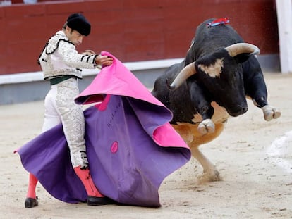 Fernando Robleño, ante el toro 'Navarro' de Valdellán, el 9 de septiembre de 2018, en Las Ventas.