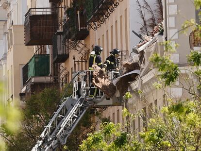 Operarios tras la explosión por un escape de gas en el número 35 de la calle de General Pardiñas en el distrito madrileño de Salamanca el pasado mes de mayo.