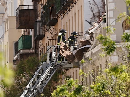 Operarios tras la explosión por un escape de gas en el número 35 de la calle de General Pardiñas en el distrito madrileño de Salamanca el pasado mes de mayo.