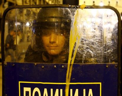 Restos de huevo en el escudo de un policía en Skopje, Macedonia.