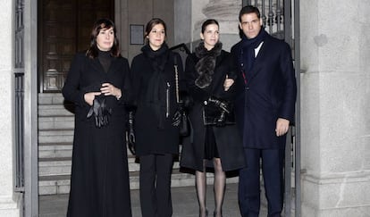 Carmen Martínez Bordiú, Cynthia Rossi, Margarita Vargas y Luis Alfonso de Borbón durante la misa funeral por Carmen Franco en Madrid. 
 