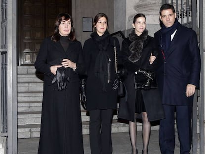 Carmen Martínez Bordiú, Cynthia Rossi, Margarita Vargas y Luis Alfonso de Borbón durante la misa funeral por Carmen Franco en Madrid. 
 