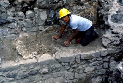 Tomás Cruz, albañil zapoteco que trabaja en el Templo Mayor, en una imagen de 1980.