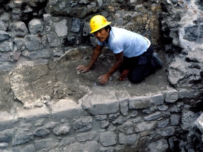 Tomás Cruz, albañil zapoteco que trabaja en el Templo Mayor, en una imagen de 1980.