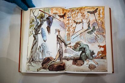Una ilustración a doble página de la edición realizada por Dalí.