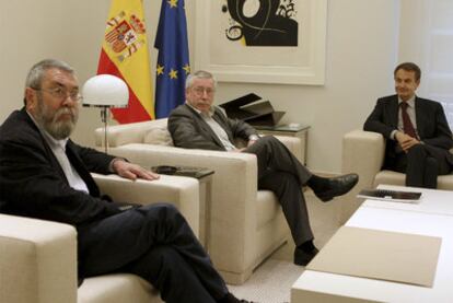 Los líderes de UGT y CC OO, Cándido Méndez e Ignacio Fernández Toxo, y el presidente Zapatero, el pasado 13 de mayo en el palacio de la Moncloa.