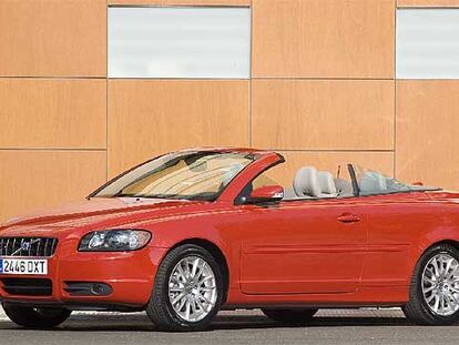 Con el techo metálico plegado en el maletero, el nuevo C70 tiene aspecto casi de biplaza porque apenas se ven las plazas traseras. El diseño del frontal y el lateral mantienen el estilo de Volvo.