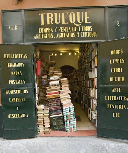 Fachada de la famosa librería Trueque, en Sevilla.