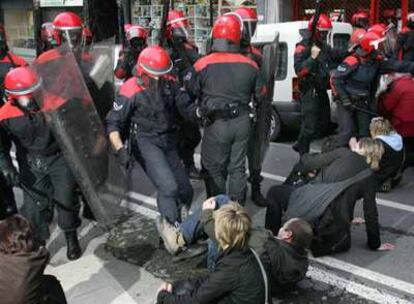 La Ertzaintza carga contra los manifestantes durante la marcha ilegal de ayer en el centro de Bilbao.