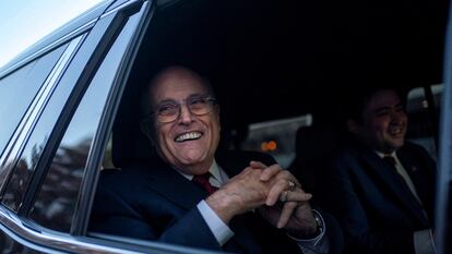 Rudy Giuliani abandona un tribunal en Washington en diciembre pasado.