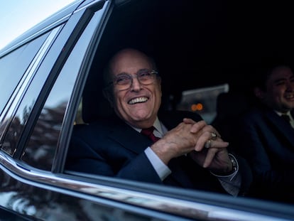 Rudy Giuliani abandona un tribunal en Washington en diciembre pasado.