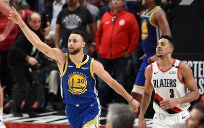 Stephen Curry celebra una canasta junto a McCollum.