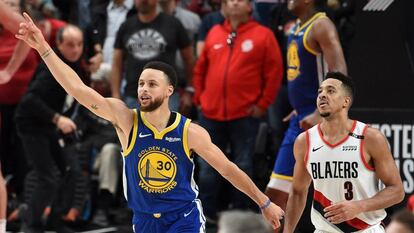 Stephen Curry celebra una canasta junto a McCollum.